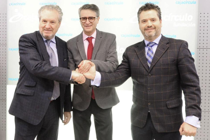 Salvador, Villaverde y De Domingo unen sus manos tras la firma del convenio.-ISRAEL L. MURILLO