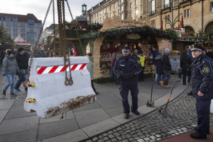 Barreras de hormigón para proteger un mercadillo navideño en Dresde.-EFE / ARNO BURGI / EFE