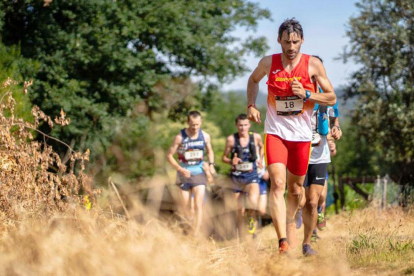 Luis Alberto Hernando en pleno esfuerzo en el primer tramo del Mundial de Ultra Trail.-RFEA