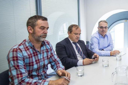 Martínez y los dos concejales de Vox.-RAÚL OCHOA