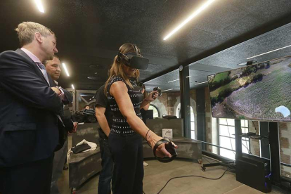 La edil de Industria e Innovación prueba las gafas de realidad virtual.-RAÚL G. OCHOA