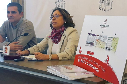 Alberto Luque, gerente del Consorcio del Camino del Cid, y Raquel Contreras, diputada de la Diputación de Burgos.-ECB