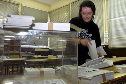 Una empleada municipal coloca las papeletas en un colegio electoral de Bilbao.-EFE / ALFREDO ALDAI