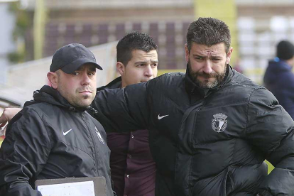 Estévez charla con Óscar Río, su ayudante, durante un partido.-SANTI OTERO