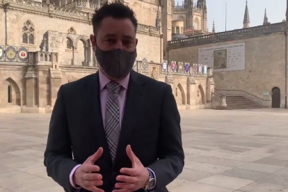 El alcalde de Burgos, Daniel de la Rosa, durante el mensaje difundido por las redes sociales para extremar las precauciones ante el Covid. ECB