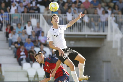 Aitor Córdoba disputa un balón aéreo en el encuentro ante el Osasuna B.-SANTI OTERO