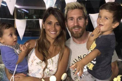 La familia, en el primer cumpleaños de Mateo.-INSTAGRAM