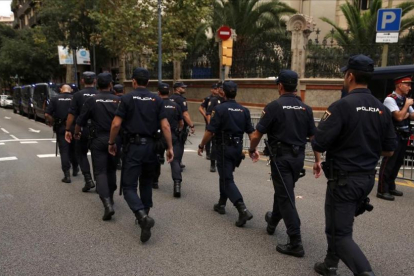 Policías nacionales, el pasado septiembre.-JULIO CARBÓ