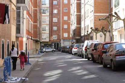 Las vallas con las que el Ayuntamiento prohibe aparcar en un lado de la calle Consulado-