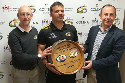 Iñaki Sicilia (presidente del Aparejadores), junto a David Martín (director deportivo) yEduardo González (vicepresidente).-ECB