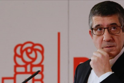 Patxi López, durante su presentación como candidato a liderar el PSOE, el pasado domingo en Madrid.-JUAN MANUEL PRATS