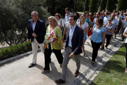 Pablo Casado (a la derecha), junto a la exvicepresidenta de la AVT, Ángeles Pedraza, en el Bosque de los Recuerdos (Madrid). /-JUANJO MARTÍN