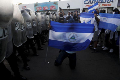 La Policía Nacional de Nicaragua bloqueó el paso a una manifestación.-ESTEBAN BIBA (EFE)