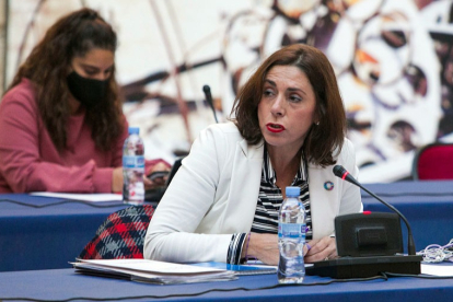 Marga Arroyo, portavoz municipal de Podemos, durante el pleno de ayer. TOMÁS ALONSO