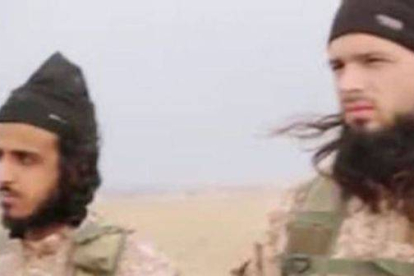 HAuchard, a la derecha, en un fotograma del vídeo difundido por el Estado Islámico.-Foto: EL PERIÓDICO