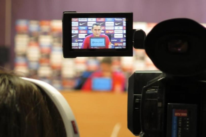 Ernesto Valverde aparece en el visor de una de las doce cámaras de TV que había hoy en la sala de prensa de la Ciudad Deportiva del Barça.-EMILIO PÉREZ DE ROZAS