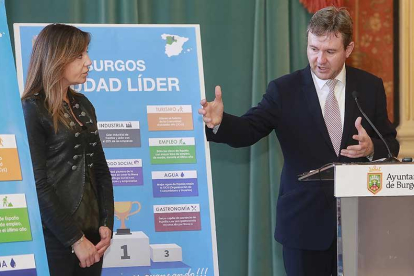 Lacalle y Blasco durante la presentación de la campaña en el Salón Rojo.-RAÚL G. OCHOA