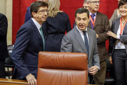 Juan Marín y Juanma Moreno, a su llegada al pleno del Parlamento de Andalucía en Sevilla-JULIO MUÑOZ/EFE