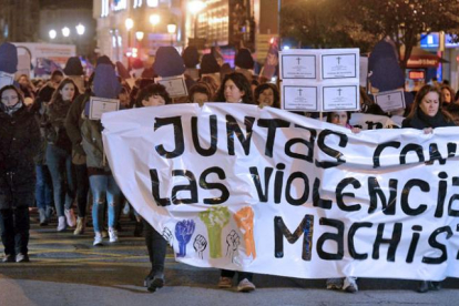 Un millar de personas recorrió las calles de la capital burgalesa para manifestarse contra la violencia machista.-SANTI OTERO