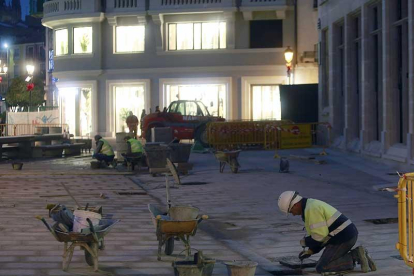 Un trabajador en la obra para reurbanizar la plaza de Santo Domingo, una de las actuaciones incluidas en las inversiones sostenibles de 2016.-ISRAEL L. MURILLO