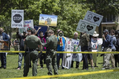 Opositores del presidente turco, concentrados en el parque Lafayette para protestar durante las reuniones entre Erdogan y Trump en la Casa Blanca, el 16 de mayo.-EFE / SHAWN THEW