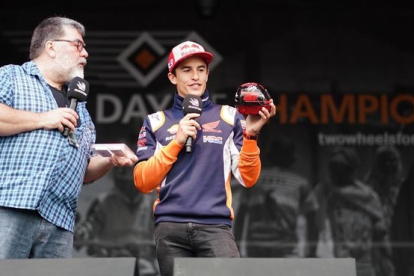 Marc Márquez (Honda), pentacampeón del mundo de MotoGP, subastó uno de sus relojes Tissot 93, de edición limita, por el que un aficionado presente en el circuito de Silverstone (Inglaterra) llegó a pagar 1.350 euros.