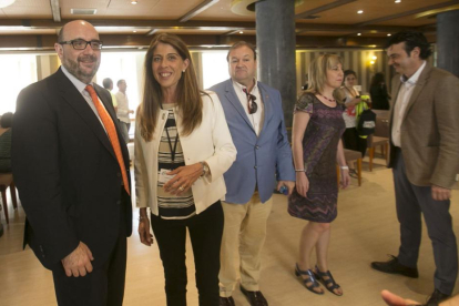 Miguel Borra y Silvia Cámara con parte de la ejecutiva provincial, tras la clausura del congreso celebrado ayer.-RAÚL  OCHOA
