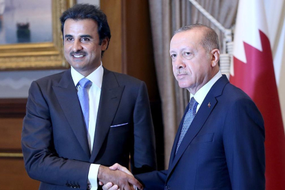 El presidente turco, Recep Tayyip Erdogan, con el Emir de Catar, el jeque Tamim bin Hamad al-Thani, en Ankara. /-REUTERS