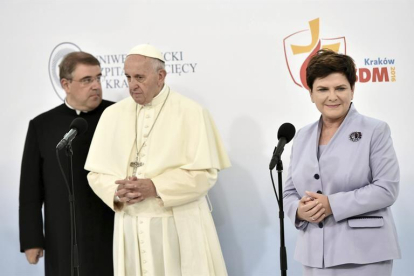 La primera ministra polaca, Beata Szydlo (d), el sacerdote Robert Wozniak (i) y el papa Francisco (c) durante una visita a un hospital universitario infantil de Prokocim (Cracovia).-EFE / MACIEJ KULCZYNSKI