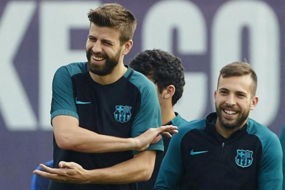 Gerard Piqué se ríe en el entrenamiento del Barça.-ALEJANDRO GARCIA
