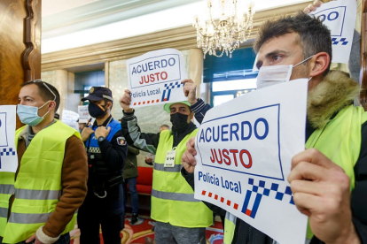 Agentes de la Policía Local se manifiestan durante un pleno municipal del Ayuntamiento de Burgos. SANTI OTERO