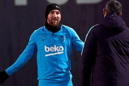 Messi y Valverde conversan en el inicio de la última sesión preparatoria antes del partido frente al Sevilla.-ALEJANDRO GARCÍA(EFE)