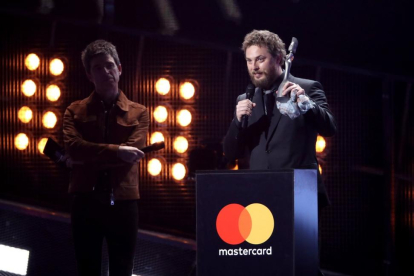 Duncan Jones, recibiendo el Brit Award dedicado a su padre, David Bowie.-Mike Marsland / WireImage