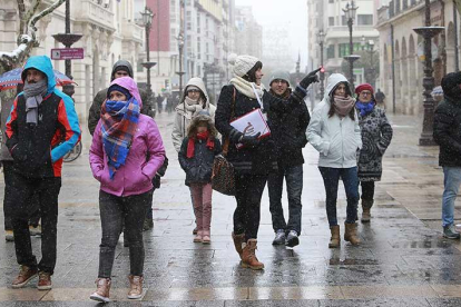 Un grupo de turistas pasea por el centro de la ciudad. ECB