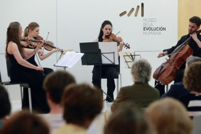 La Fundación Silos organizó un concierto de música clásica ayer en el Museo de la Evolución.-Raúl Ochoa