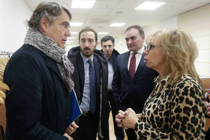 José María Ribot, a la izquierda, junto Jorge Arnau y Emiliana Molero.-RAÚL G. OCHOA