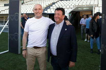 El técnico, Julián Calero, posa con el presidente del Burgos CF, Rodrigo Santidrián. TOMÁS ALONSO
