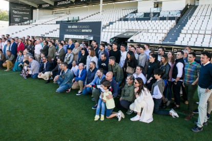 Foto de familia de plantilla, cuerpo técnico y directiva con el Burgos CF con los patrocinadores en El Plantío. TOMÁS ALONSO