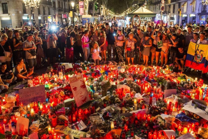 Peluches, velas, dibujos y notas depositadas en memoria de las víctimas del atentado en el Pla de lOs a la Rambla de Barcelona.  /-JORDI COTRINA