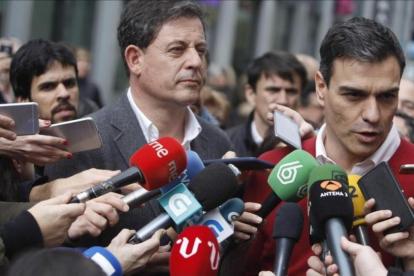 El secretario general del PSOE, Pedro Sánchez, junto al líder de los socialistas gallegos, José Ramón Gómez Besteiro, el pasado jueves en A Coruña.-EFE / CABALAR
