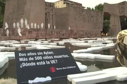 Acto de Save the Children en la plaza Colon de Madrid con motivo del segundo aniversario de la muerte del niño refugiado Aylan.-EL PERIÓDICO