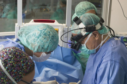 Personal médico se prepara para una operación quirúrgica.-ISRAEL L. MURILLO