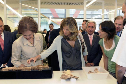La reinaSofía observa una de las piezas delCenieh durante la inauguración en kulio de 2009.-ICAL