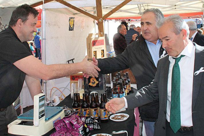 El alcalde José Antonio del Olmo y el diputado provincial José Antonio de los Mozos saludan a uno de los 150  participantes en las tres citas de la feria.-ECB