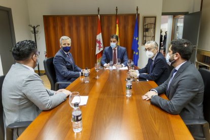 Instante de la reunión mantenida entre el consejero de Presidencia, directivos de la empresa, el delegado de la Junta en Burgos y el director del CEEI. SANTI OTERO