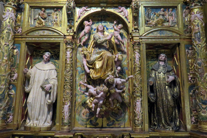 Cuerpo central del retablo con san Bernardo (izq.), la Asunción y san Benito. DARÍO GONZALO