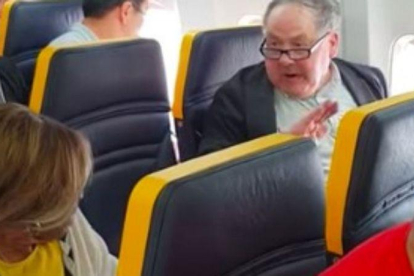 Un pasajero racista insulta y echa a una mujer negra de su asiento, en un vuelo de Ryanair.-YOUTUBE / GRESTNESS E