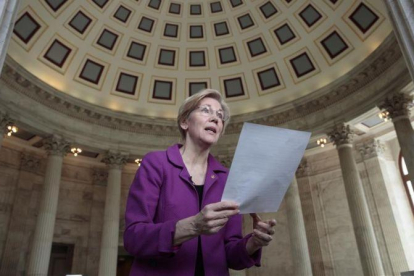 Elizabeth Warren, leyendo la carta fuera de la Cámara.-AP / J Scott Applewhite