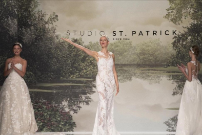 La modelo Karolina Kurkova, junto a dos modelos,  saluda al final de desfile de la colección Studio St  Patrick 2018.-EFE / MARTA PÉREZ