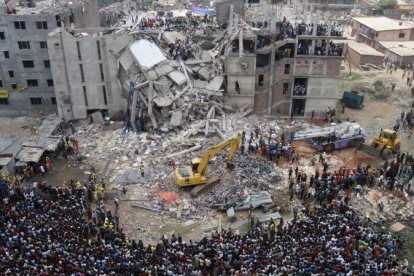 Aspecto de cómo quedó el edificio de la fábrica téxtil Rana Plaza.-EFE / ABIR ABDULLAH